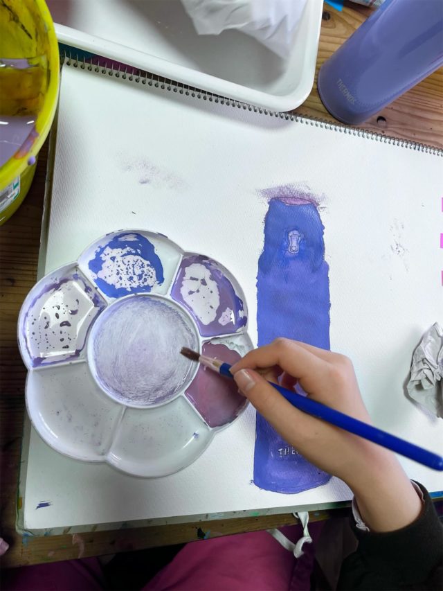 色づくりも、大切な時間。
「線が隠れちゃった」
じゃあ、どうしてみようか。

「水を少しずつ足して、薄く重ねてみよう」
そんなやりとりを重ねながら、
試して、気づいて、また描く。

ひとりひとりの様子を見ながら声をかけ、
自然と集中が深まっていく時間でした。

（みひめ先生）

随時生徒募集中です◎
お気軽にお問い合わせください
TLS Group
DIY Store三鷹 絵画造形アトリエ教室
0422-29-8557
三鷹市新川2-9-3 2階
・
・
・
・
#三鷹 #アート教室 #子どもアート教室 #絵画教室 #習い事