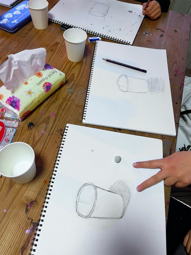 高学年の子たちが集まると、
放課後の美術室のような雰囲気に。

おしゃべりしながら、
集中するときはきちんと集中。

シンプルな形ほど、実はむずかしい。
見る角度が変われば、影も変わる。
「簡単そう」と思って始めてみたら、
意外と手が止まったり。

濃さの違う鉛筆を削って、
練りゴムも使いながら向き合いました✏️

（みひめ先生）

随時生徒募集中です◎
お気軽にお問い合わせください
TLS Group
DIY Store三鷹 絵画造形アトリエ教室
0422-29-8557
三鷹市新川2-9-3 2階
・
・
・
・
#三鷹 #アート教室 #子どもアート教室 #絵画教室 #習い事