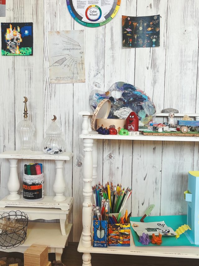 机の上や棚には
先生や子どもたちが見つけたもの、
作ったものがときどきそっと並びます。

気づくと
少しずつ増えていて、
それもまたアトリエの日常です。
（みひめ先生）

✎✐✎✐✎✐✎✐✎✐✎✐

随時生徒募集中です。
お気軽にお問い合わせください

TLS Group 
DIY Store 三鷹 
絵画造形アトリエ教室

📞 0422-29-8557 
📍 三鷹市新川2-9-3 2階

深大寺・調布市・千歳烏山・仙川 
三鷹・武蔵野市 など
そのほかの地域からのご参加も歓迎です

✎✐✎✐✎✐✎✐✎✐✎✐
・
・
・
・
#アートのある日常 #アート教室 #アートワークショップ #絵画教室 #習い事