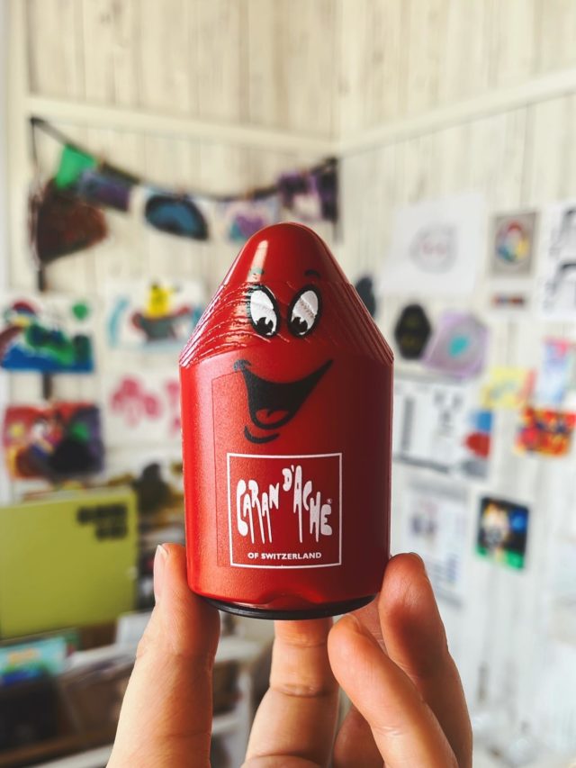 アトリエの日常🎨

アトリエには
いろいろな形の鉛筆削りがあります✏️

グミベアや
ちょっと変わった形のものなど…

どれも外国から来たもの。

少し使いづらいのも、
なんだか可愛いところです。
（みひめ先生）

✎✐✎✐✎✐✎✐✎✐✎✐

随時生徒募集中です。
お気軽にお問い合わせください

TLS Group 
DIY Store 三鷹 
絵画造形アトリエ教室

📞 0422-29-8557 
📍 三鷹市新川2-9-3 2階

深大寺・調布市・千歳烏山・仙川 
三鷹・武蔵野市 など
そのほかの地域からのご参加も歓迎です

✎✐✎✐✎✐✎✐✎✐✎✐

・
・
・
・
#アートのある日常 #アート教室 #アートワークショップ #絵画教室 #習い事